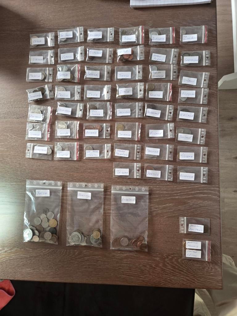 187 munten / 2 penningen uit 48 landen, Postzegels en Munten, Munten | Nederland, Ophalen of Verzenden