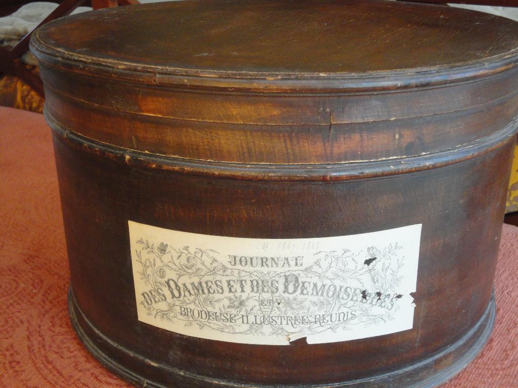 antieke BRUINE HOUTEN HOEDENDOOS met TEKST / hatbox, Ophalen of Verzenden