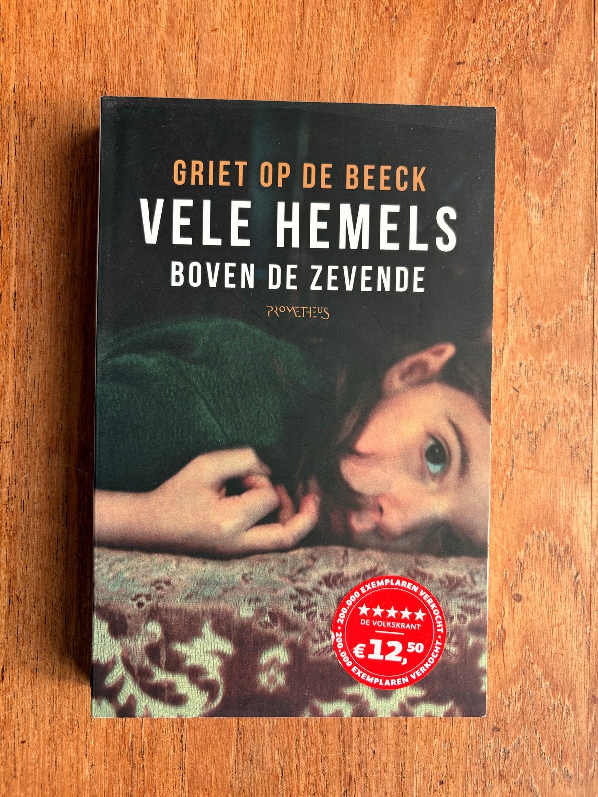 Vele Hemels Boven De Zevende - Griet Op De Beeck, Boeken, Ophalen of Verzenden, Zo goed als nieuw, Nederland