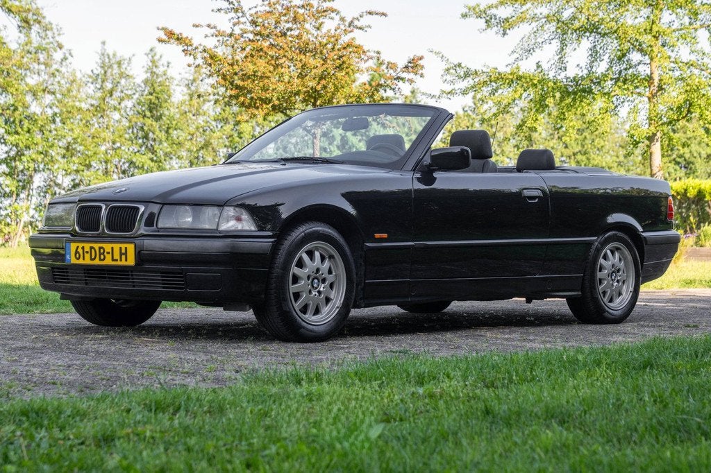 BMW 3-serie Cabrio 318i Executive 1e Eig NL-auto Youngtimer, Auto's, 1345 kg, Achterwielaandrijving, Gebruikt, Zwart