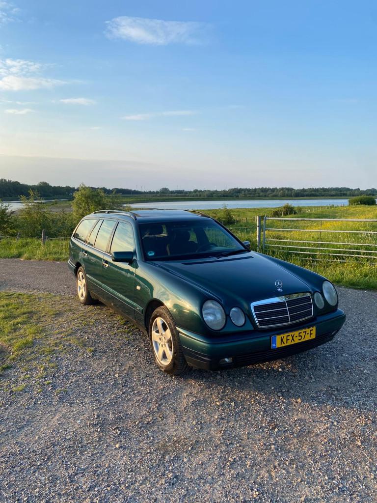Mercedes-Benz E200 Combi Classic 1996, Auto's, Mercedes-Benz, Metallic lak, 1998 cc, Zwart, 4 cilinders