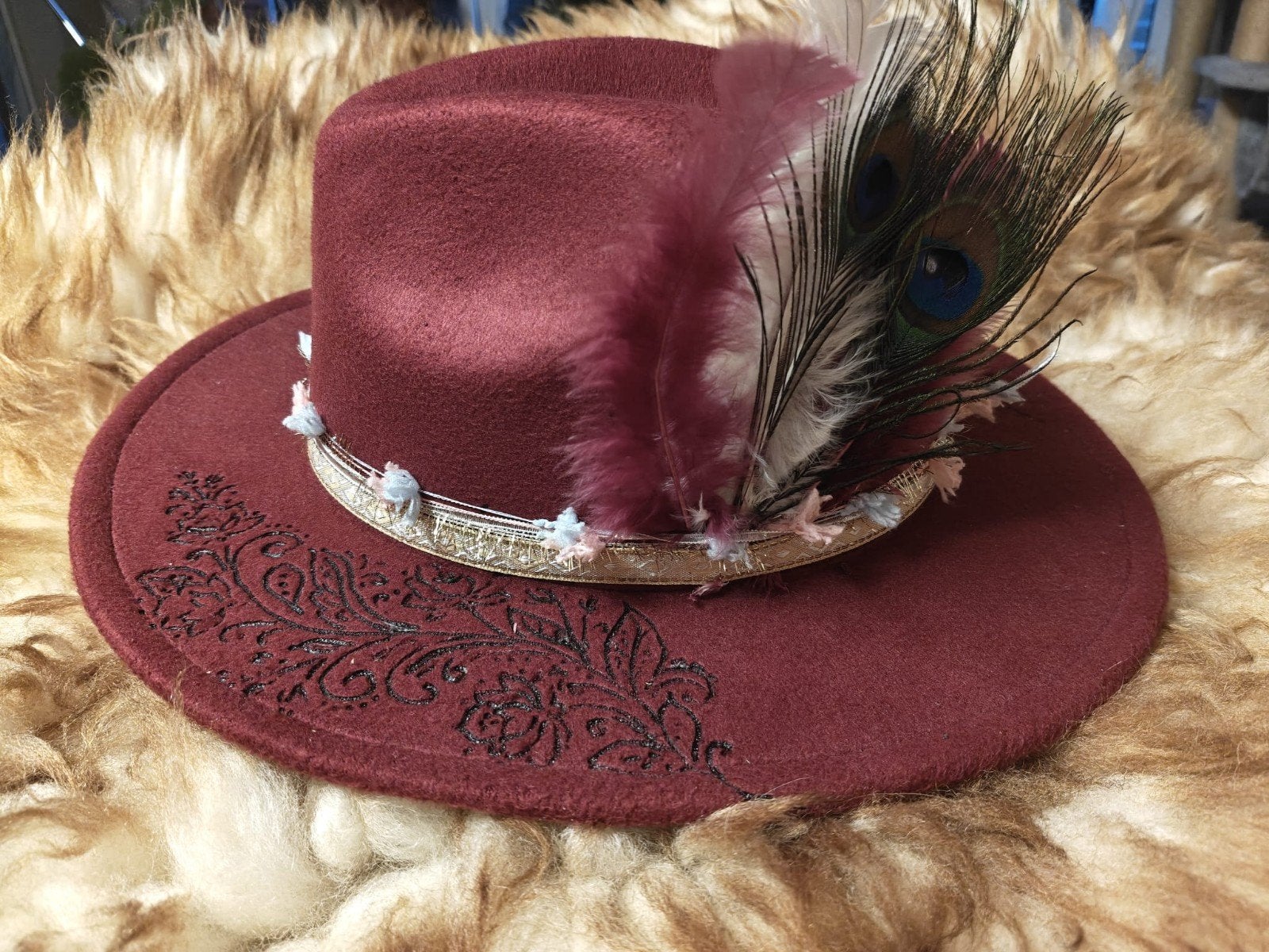 Bordeauxrode hoed met veren en borduursel, Hoed, Nieuw, Onbekend, One size fits all