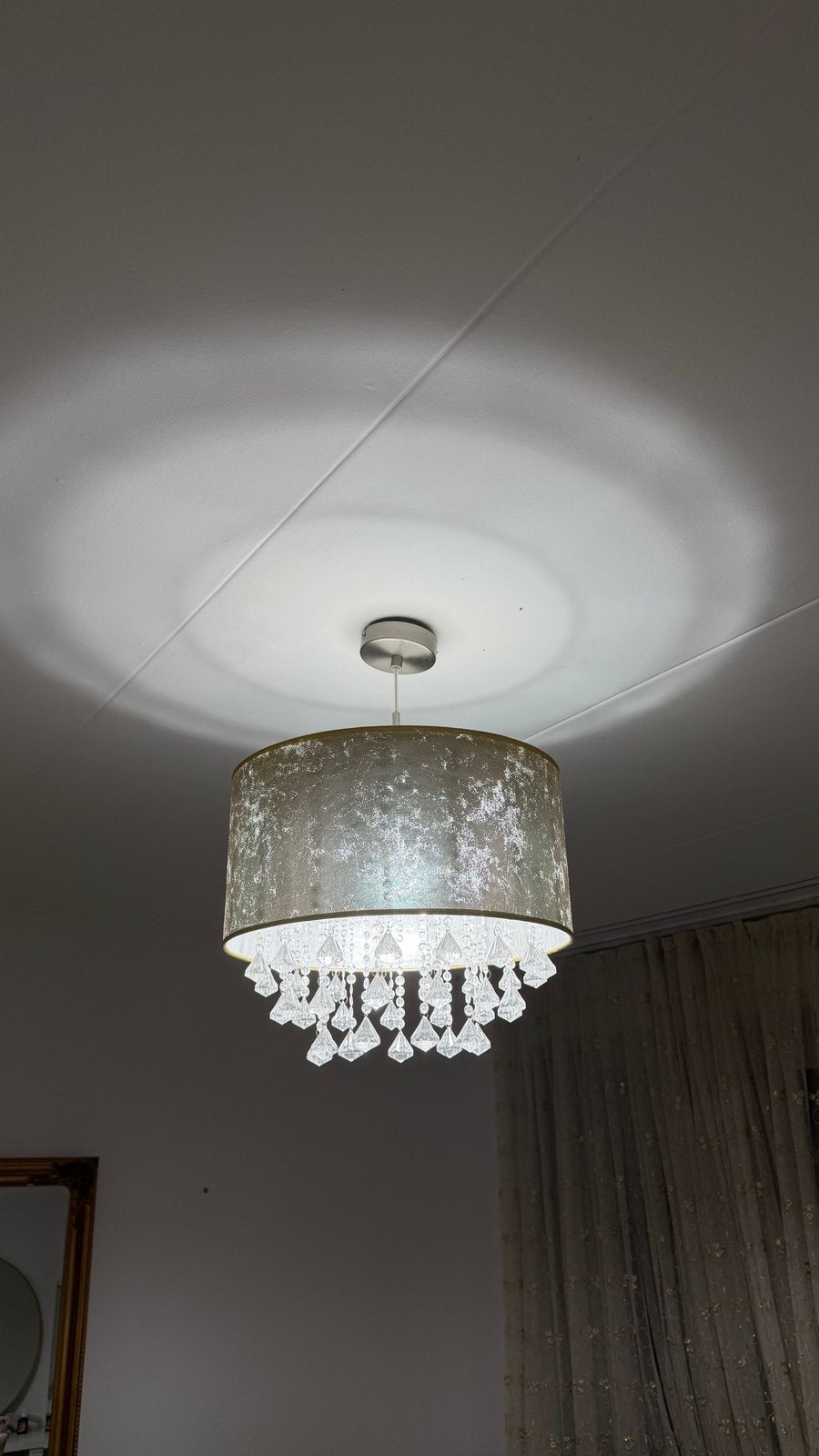 Luxe hanglamp met goudkleurige kap en kristallen hangers, Huis en Inrichting, Lampen | Hanglampen, Ophalen of Verzenden, Gebruikt