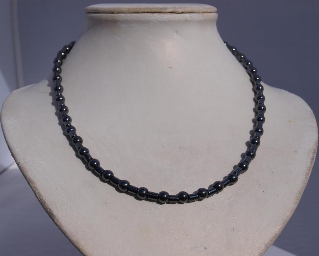 ketting van hematiet buisjes en ronde kralen 6 mm 48 cm lang, Ophalen of Verzenden, Nieuw, Zwart, Steen of Mineraal
