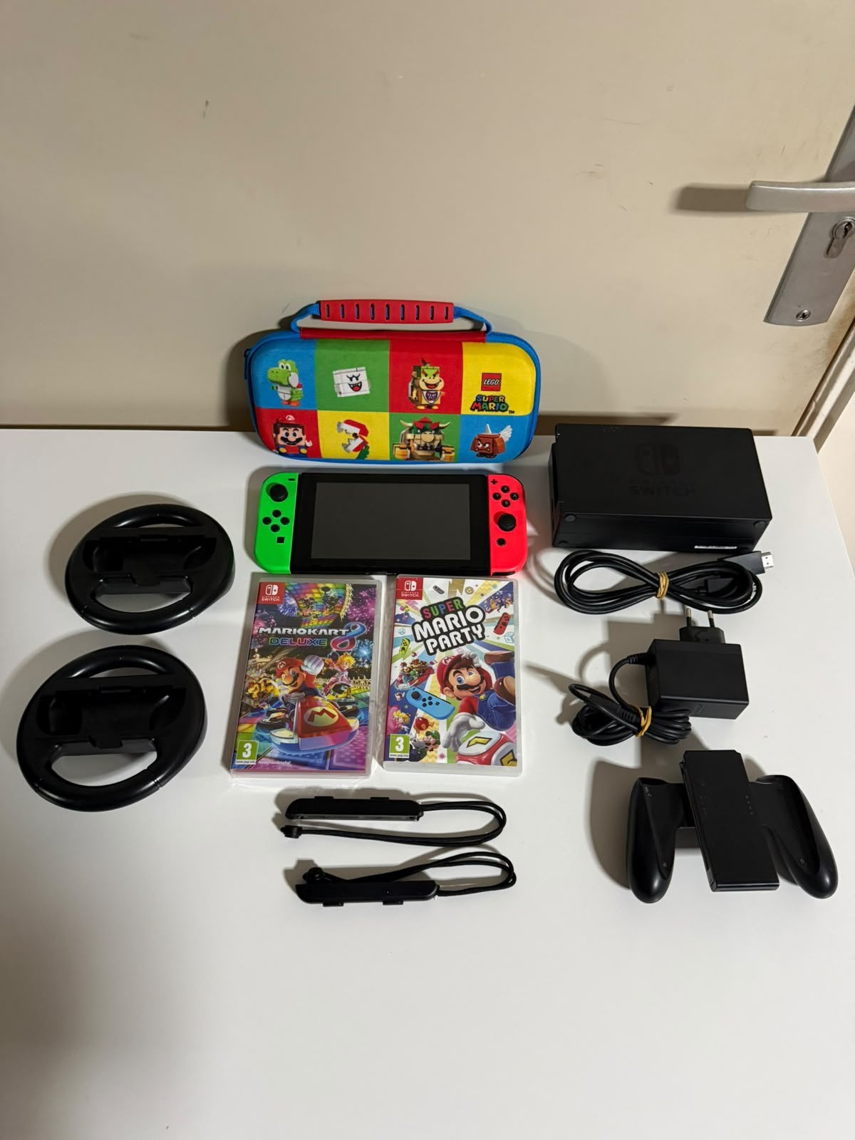 Nintendo Switch + Mario Kart 8 Deluxe & Party / Accessoires