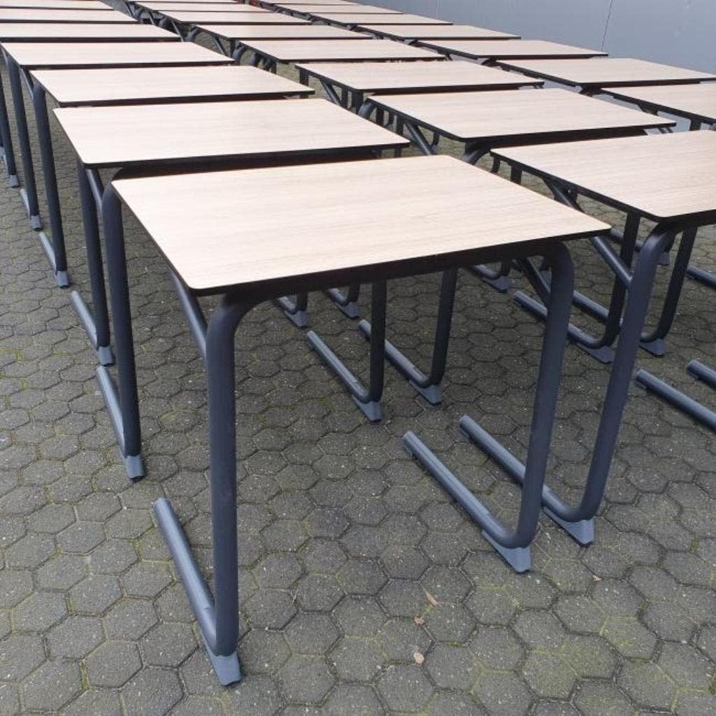 Diverse kleine werkplekken bureaus schooltafels
