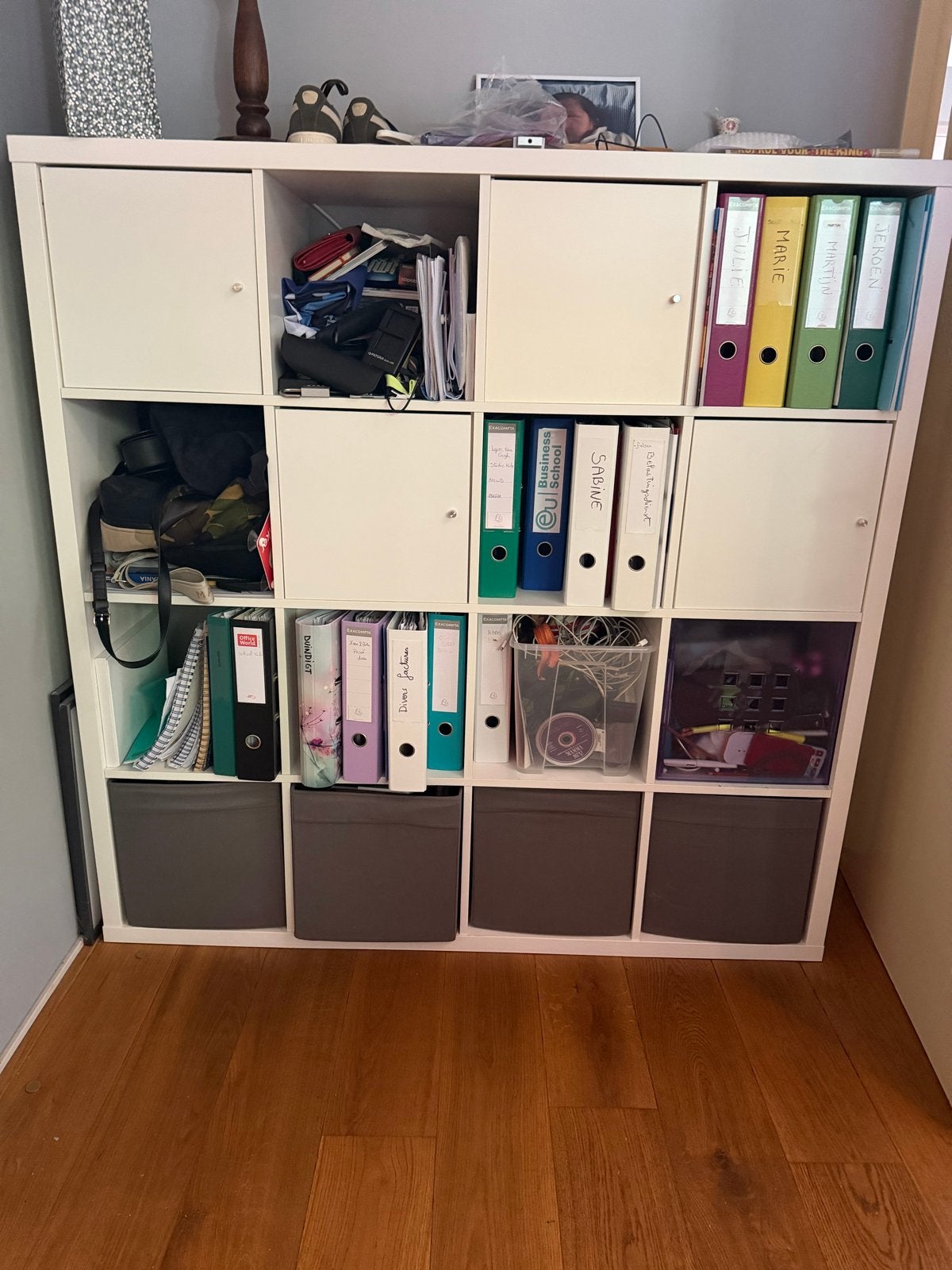 Ikea Kallax kast met 4 bakken en 4 deurtjes - Zo goed als ni, Huis en Inrichting, Kasten | Overige, Ophalen, Zo goed als nieuw