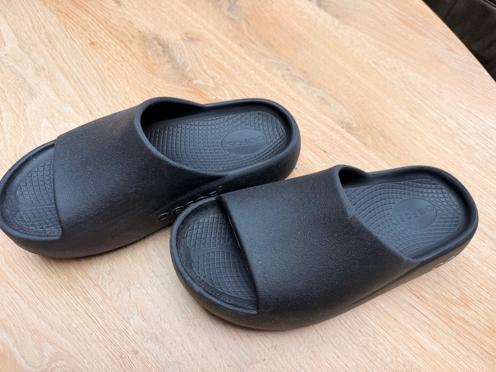 Zwarte OOFOS OOAahh Plus slippers maat 38 - Nieuw, Kleding | Dames, Schoenen, Ophalen of Verzenden, Nieuw, Zwart, Slippers