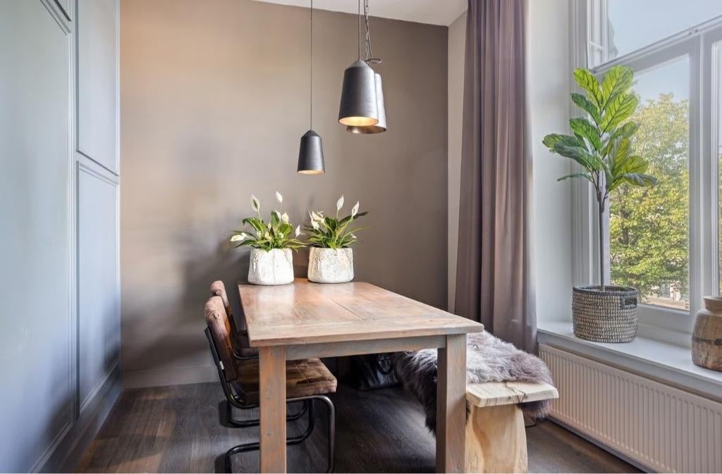 Set van 2 suède en metalen eetkamerstoelen, Gebruikt, Twee, Overige materialen, Ophalen of Verzenden