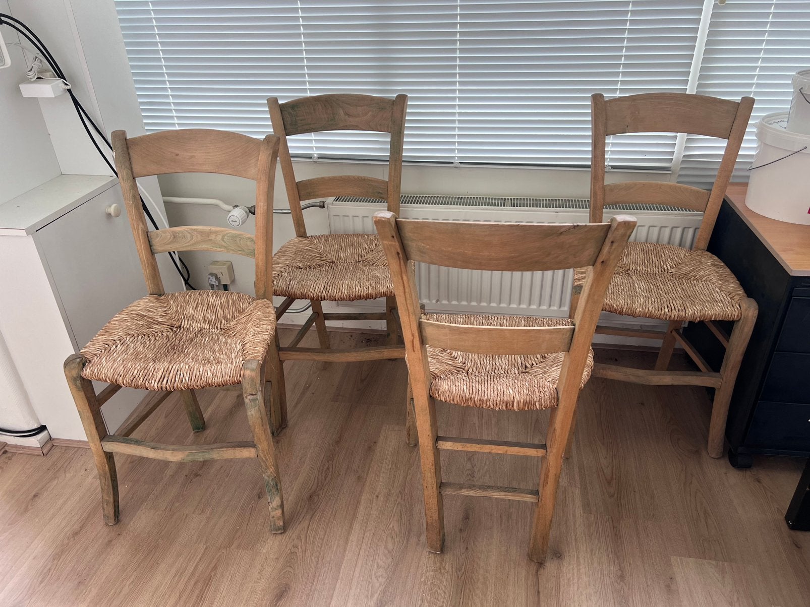 4 rieten stoelen gratis, Huis en Inrichting, Stoelen, Ophalen, Zo goed als nieuw, Bruin, Twee