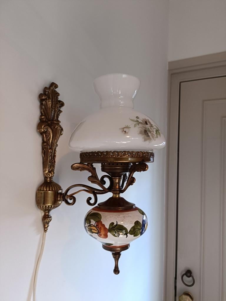 Antieke wandlamp met bloemmotief en opaline kap, Ophalen of Verzenden