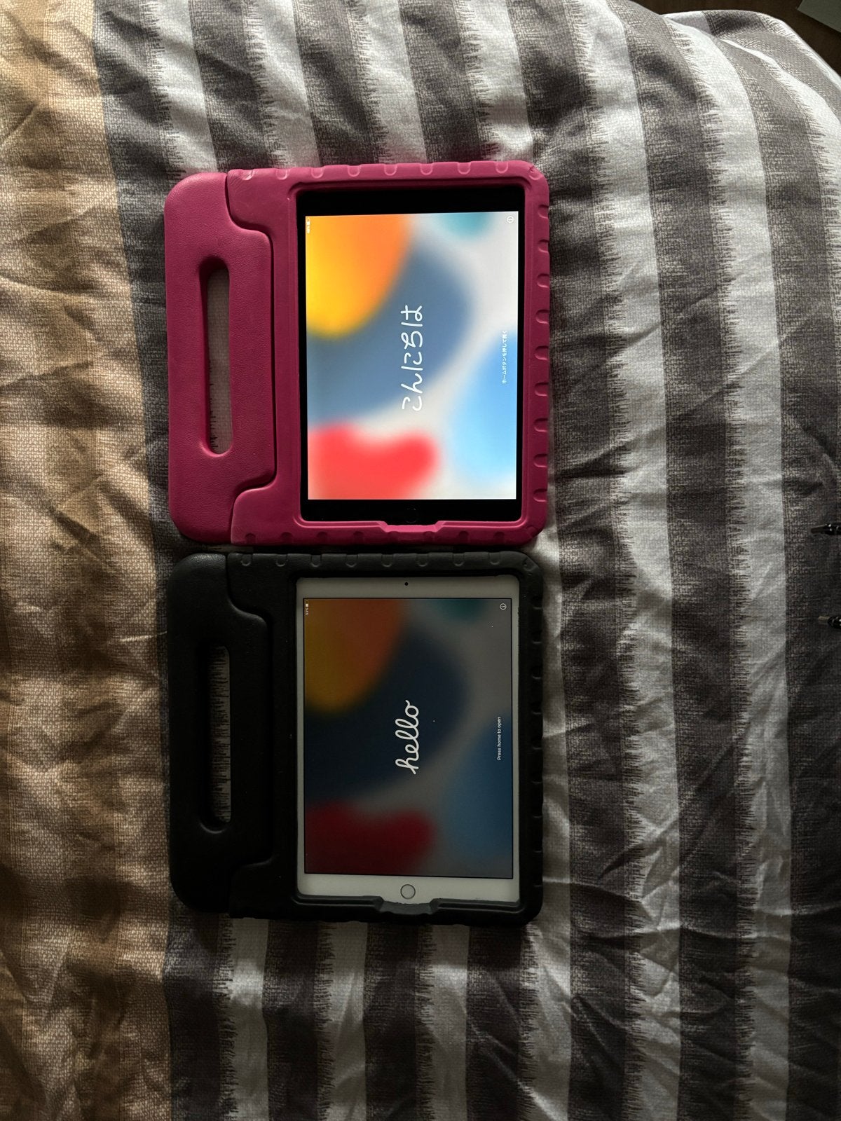 Twee Apple iPads air 2 met hoezen (64 gb), Computers en Software, 10 inch, Gebruikt, Overige kleuren, Apple iPad