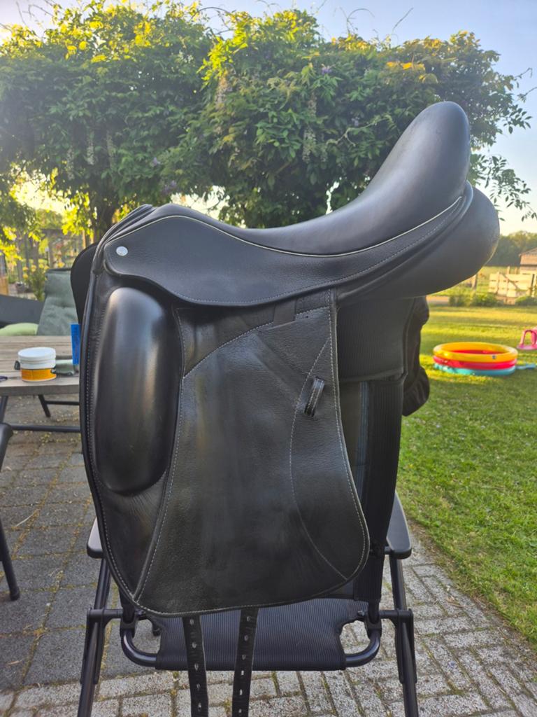 Dressuurzadel Custom Icon Alpha 18 inch monoblad, Ophalen, Zo goed als nieuw, Dressuur