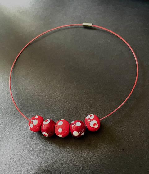 Rode spang met rode handgemaakte glaskralen, Sieraden, Tassen en Uiterlijk, Kettingen, Nieuw, Overige materialen, Rood, Ophalen of Verzenden