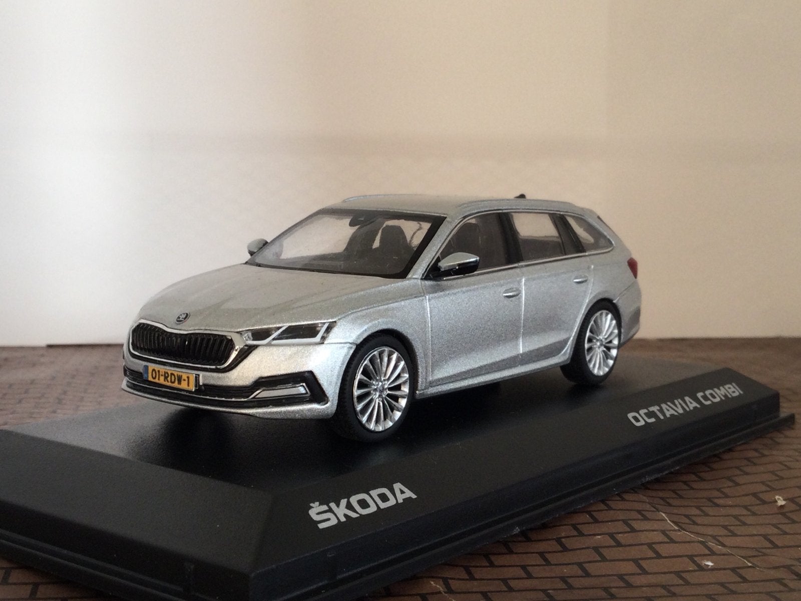 Skoda Octavia Combi 2021 Silver Norev 1:43, Ophalen of Verzenden, Zo goed als nieuw, Auto, Norev