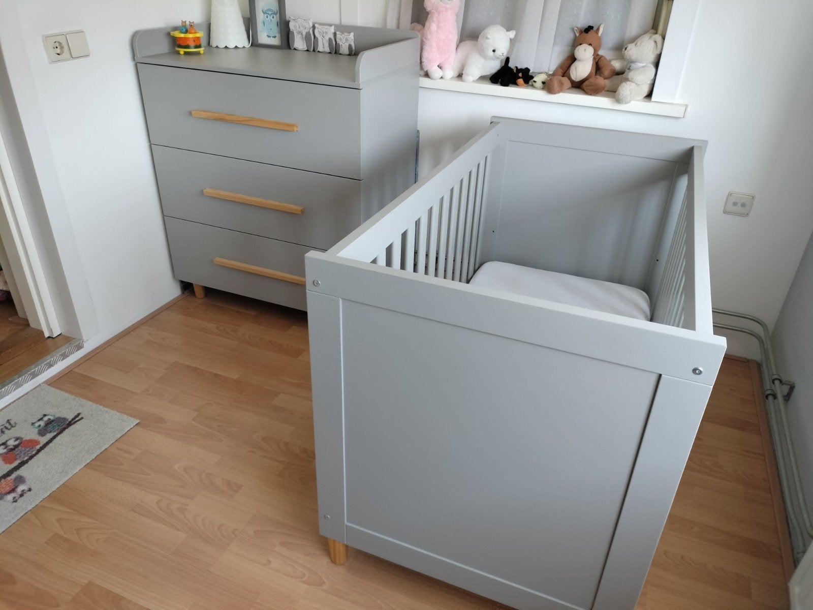 babykamer set/ grijs bedje en commode, Ophalen, Zo goed als nieuw, Jongetje of Meisje