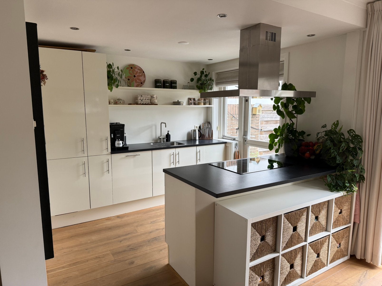 Moderne, complete keuken met schiereiland., Huis en Inrichting, Keuken | Complete keukens, Ophalen, Zo goed als nieuw, Wit, Composiet