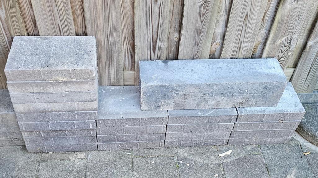 21 tegels grijs en een stapelblok

30x20x5cm, Tuin en Terras, Bloembakken en Plantenbakken, Ophalen, Nieuw