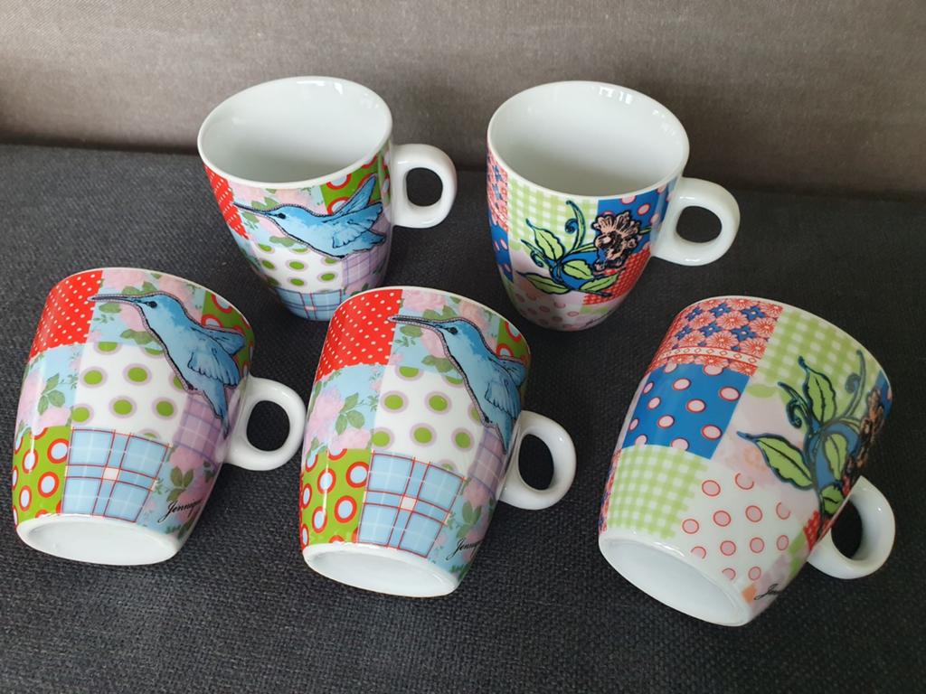 5 vrolijke vintage mokken met vogel en patchwork design, Keramiek, Ophalen of Verzenden, Zo goed als nieuw, Overige stijlen