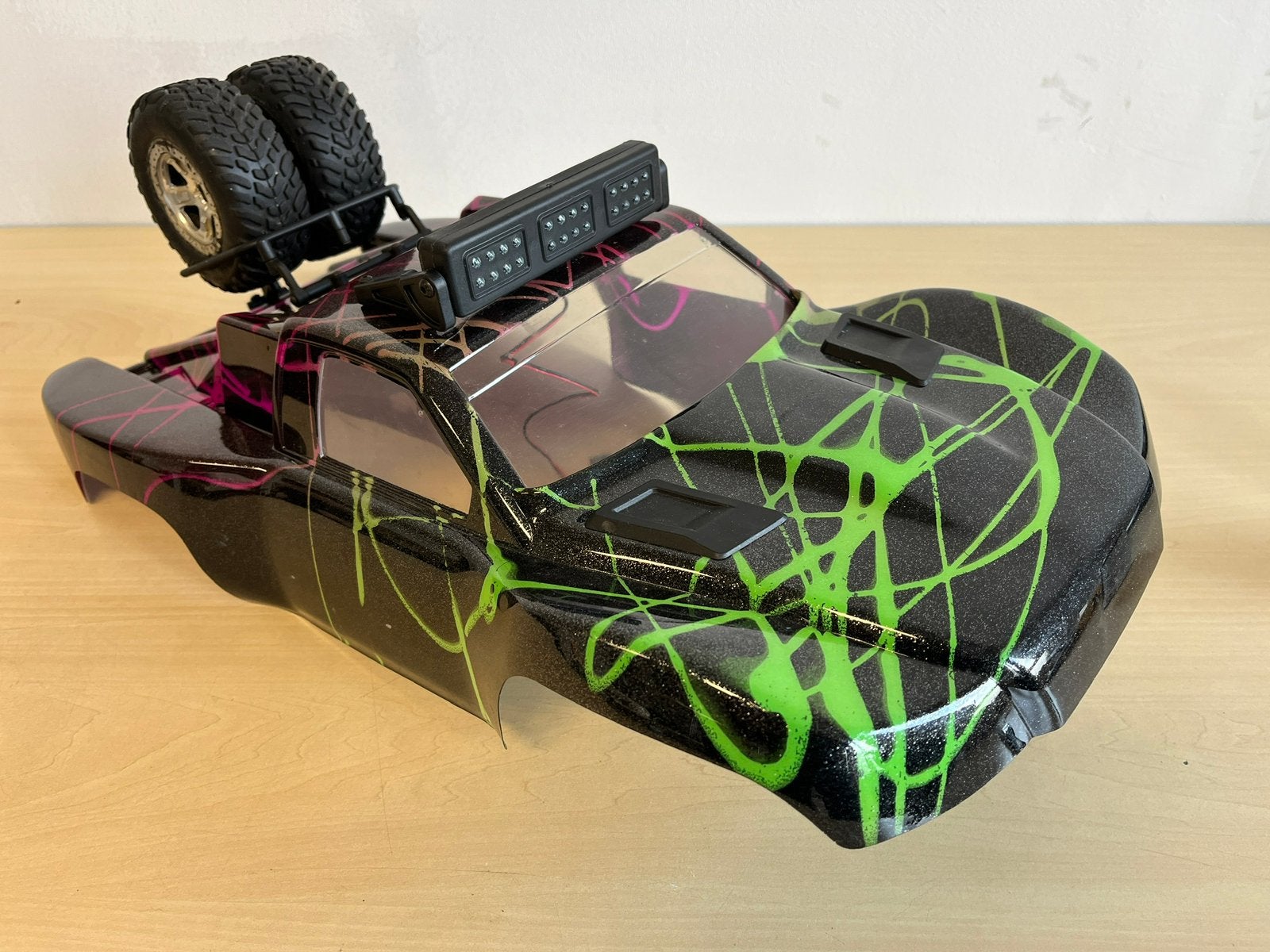 Traxxas Slash 1/10 custom body met accessoires, Ophalen of Verzenden, Zo goed als nieuw, Schaal 1:10, Onderdeel