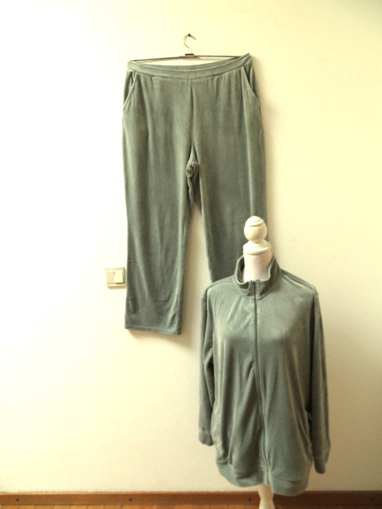 F54 C&A velours huispak pastel groen XL 46/48, Kleding | Dames, Huispakken, Maat 46/48 (XL) of groter, Ophalen of Verzenden, Zo goed als nieuw