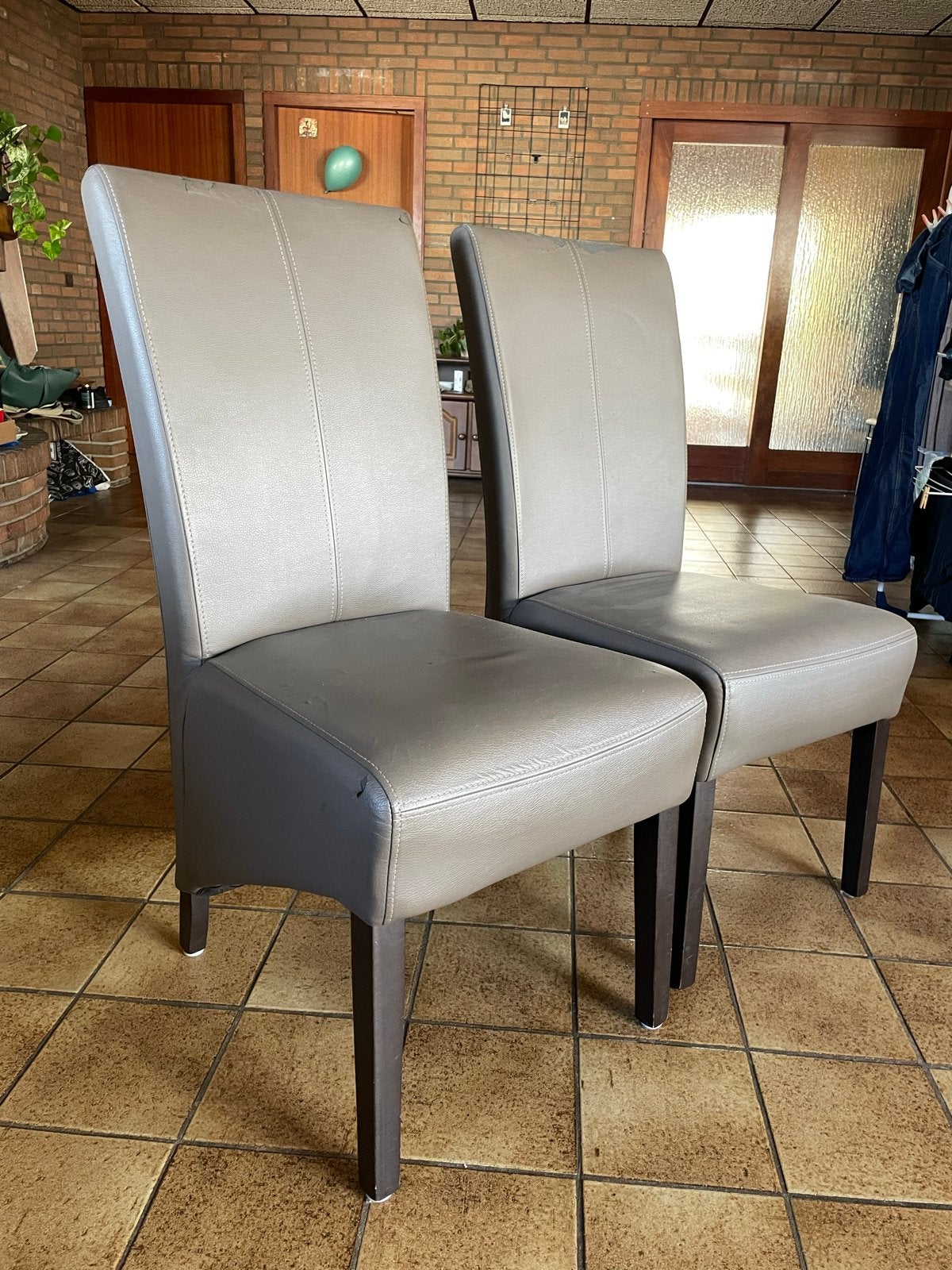 Twee gebruikte eetkamerstoelen - grijs kunstleer, Huis en Inrichting, Ophalen, Kunststof, Gebruikt, Twee