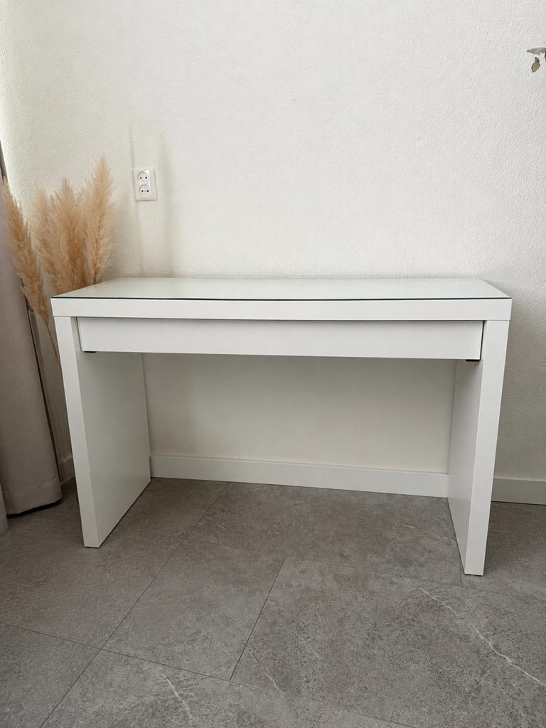 IKEA MALM Kaptafel / Make-up Tafel Wit met Glazen Blad, Huis en Inrichting, Tafels | Kaptafels, Ophalen, Zo goed als nieuw, 50 tot 100 cm