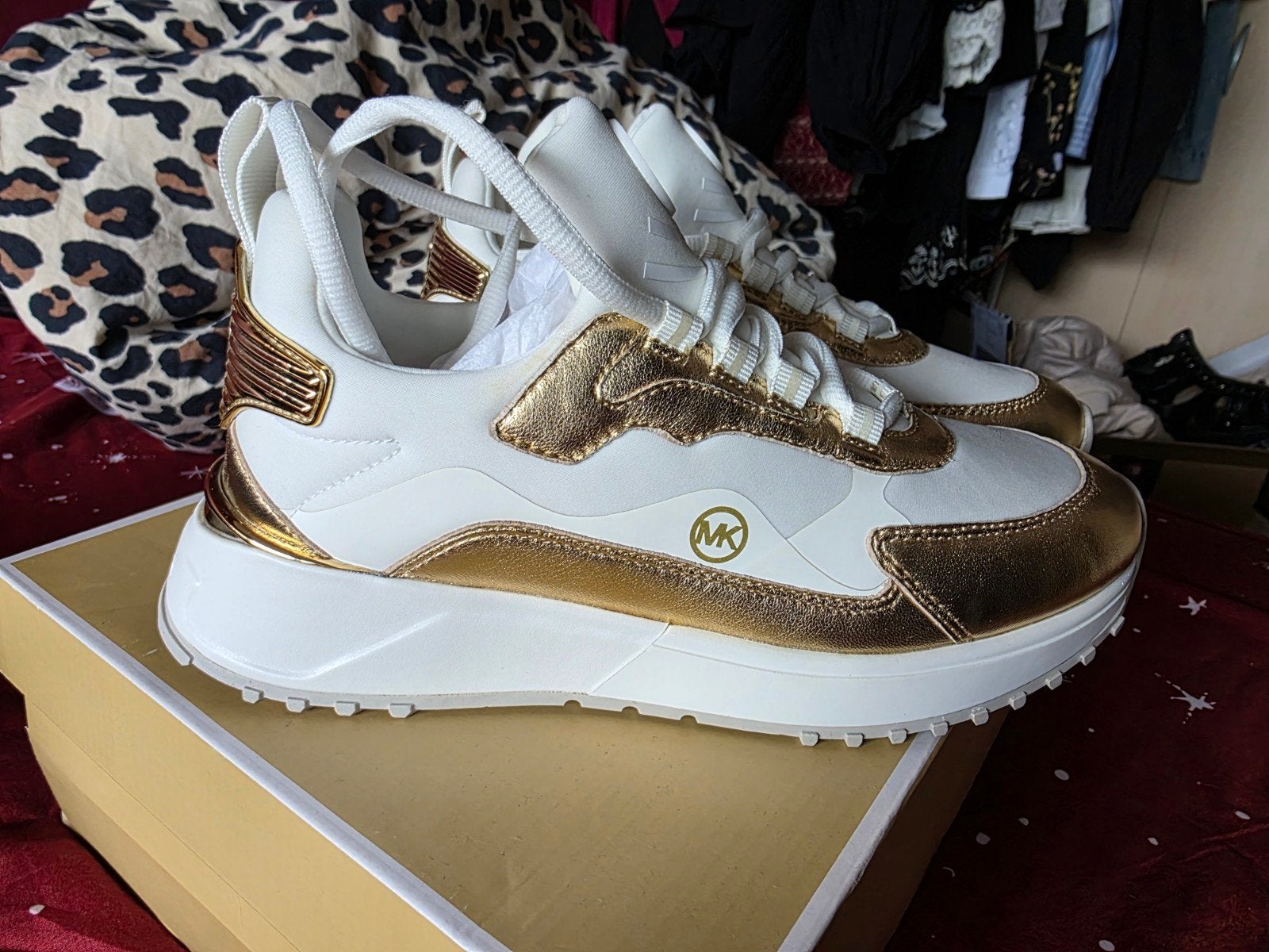Nieuwe originele Michael Kors wit met goudkleurige sneakers, Kleding | Dames, Ophalen of Verzenden, Nieuw, Wit, Sneakers of Gympen