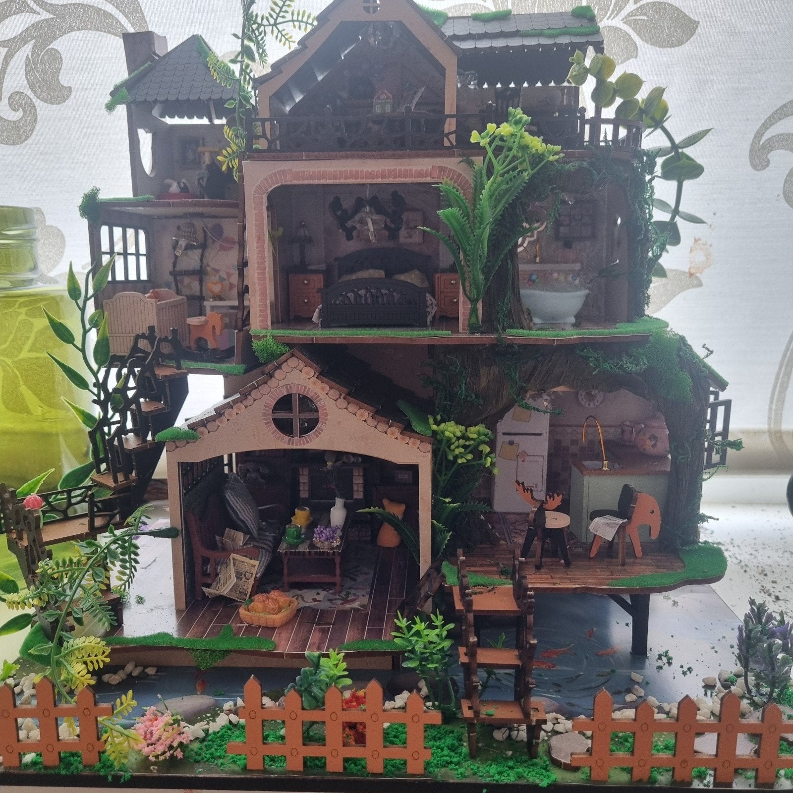 Zelfgemaakt boshuis poppenhuis met verlichting, Ophalen of Verzenden, Zo goed als nieuw, Poppenhuis