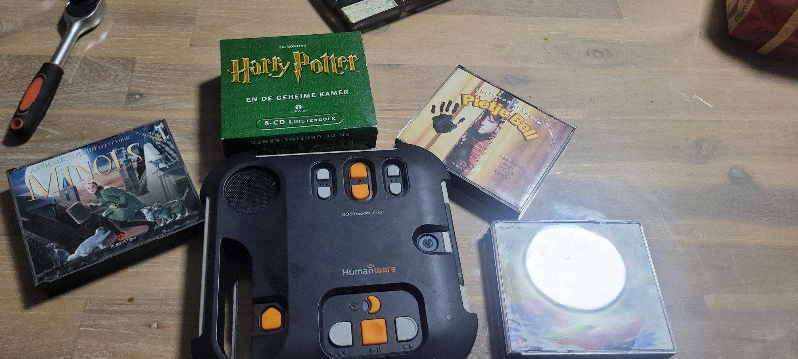 Humanware VictorReader Stratus met adapter, Ophalen