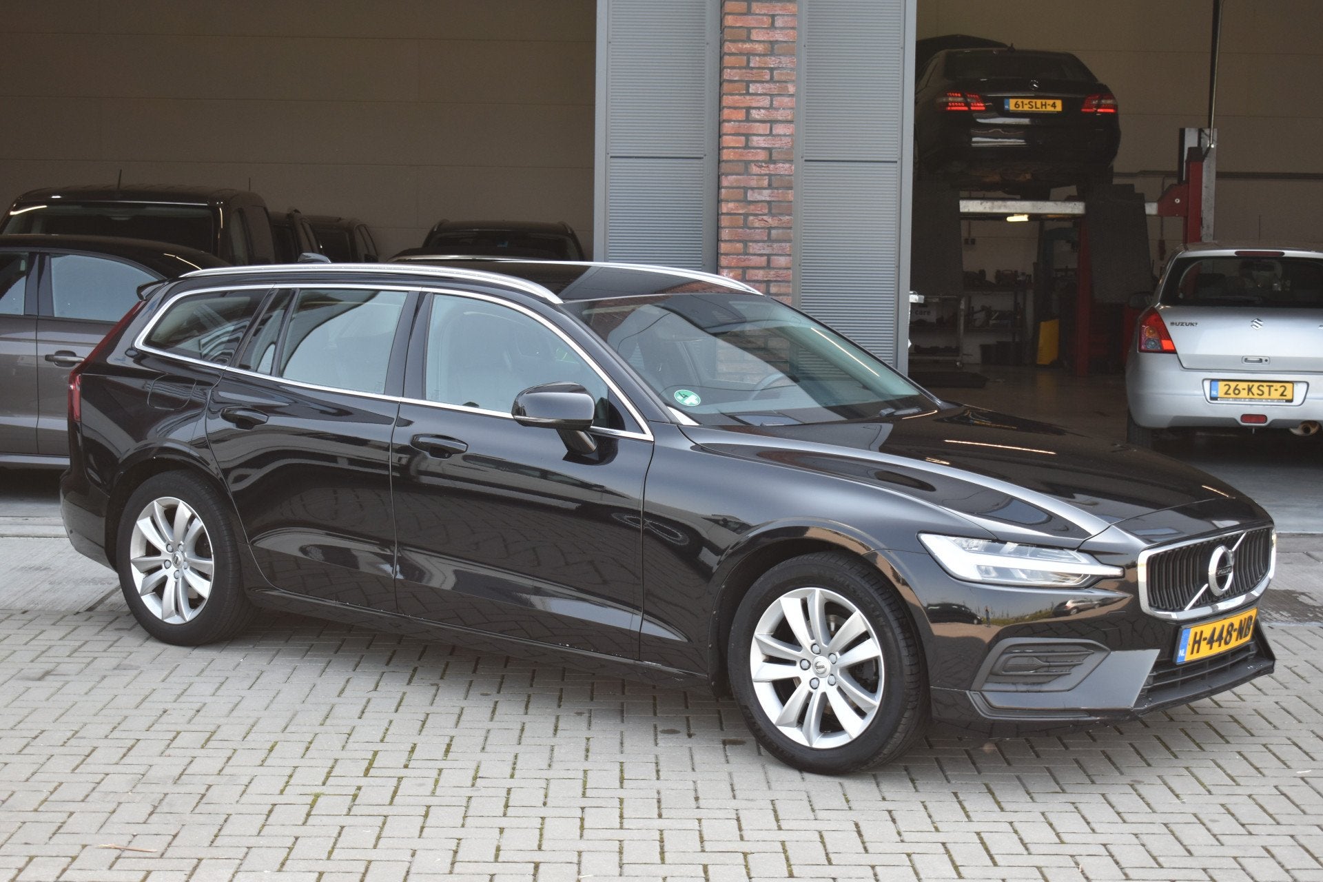 Volvo V60 2.0 D4 Momentum (bj 2020, automaat), Gebruikt, Zwart, Diesel, 22 km/l