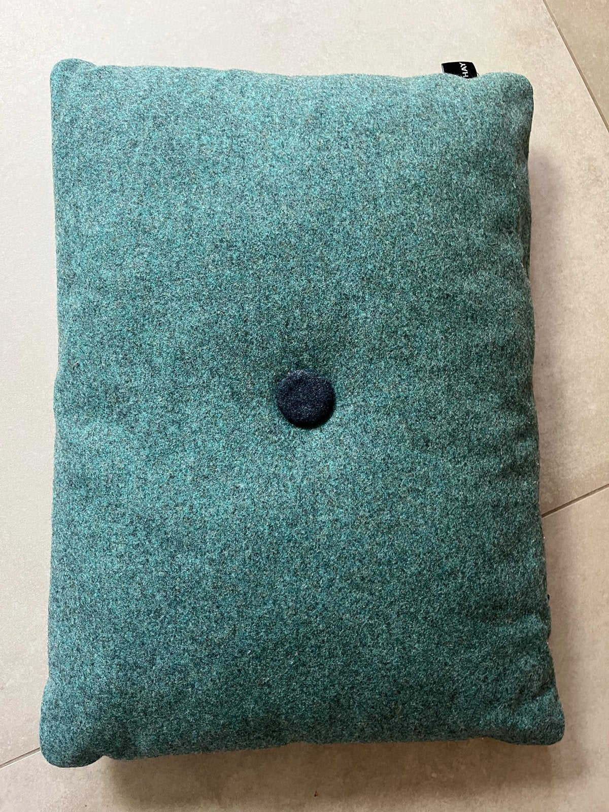 HAY kussen van wol met knopen in verschillende kleuren, Ophalen of Verzenden, Zo goed als nieuw, Groen, Rechthoekig