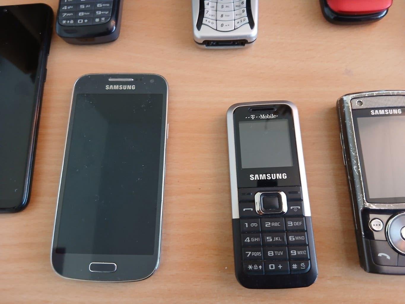Partij oude mobiele telefoons - Samsung, Nokia, Vodafone, Gebruikt, Overige modellen, Ophalen of Verzenden, Minder dan 3 megapixel
