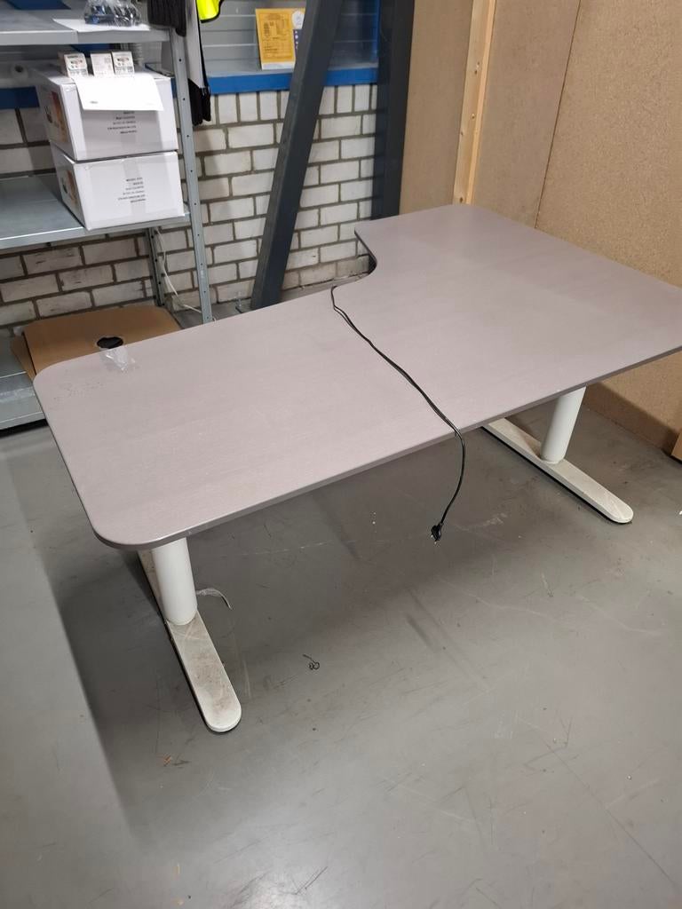 Elektrisch in hoogte verstelbaar hoekbureau, Huis en Inrichting, Bureaus, Ophalen, Gebruikt, Spaanplaat of MDF, Hoekbureau