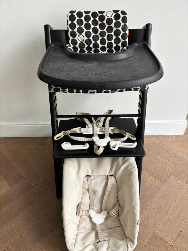 Stokke Tripp Trapp zwart babyset tuigje eetblad babyset, Kinderen en Baby's, Kinderstoelen, Ophalen, Gebruikt, Meegroeistoel