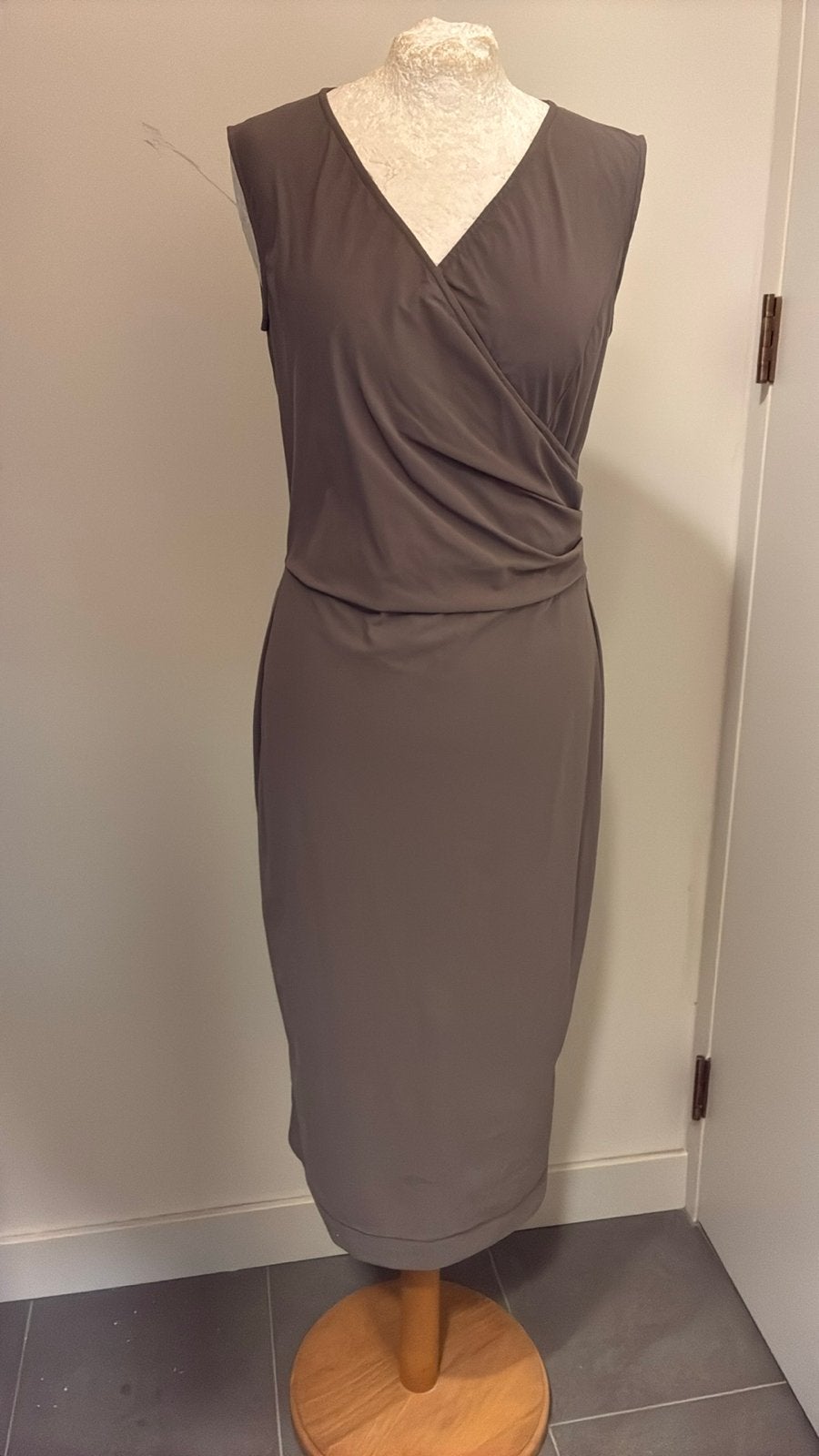 LaDress jurk zgan travelstof mouwloos taupe maat XS, Ophalen of Verzenden, Zo goed als nieuw, Maat 34 (XS) of kleiner, Grijs