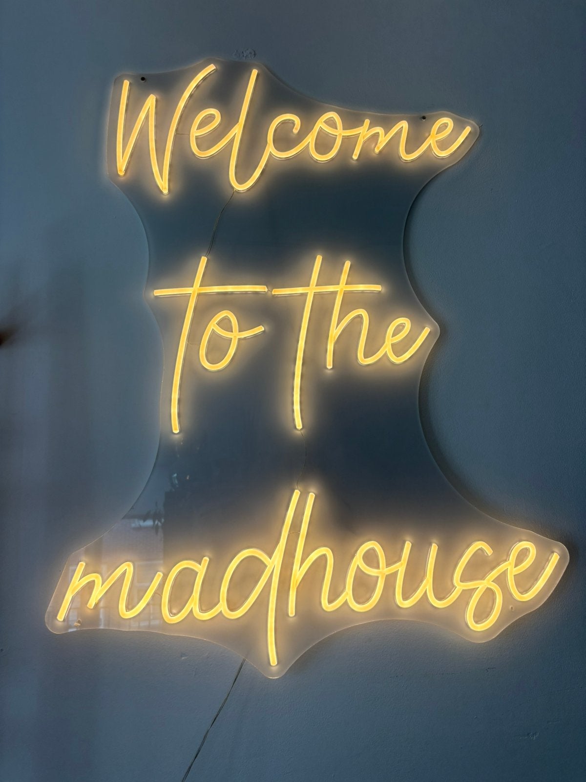 Groot LED Neon Bord “Welcome to the Madhouse” | 57 x 90 cm |, Ophalen of Verzenden, E27 (groot), Led-lamp, Warm wit