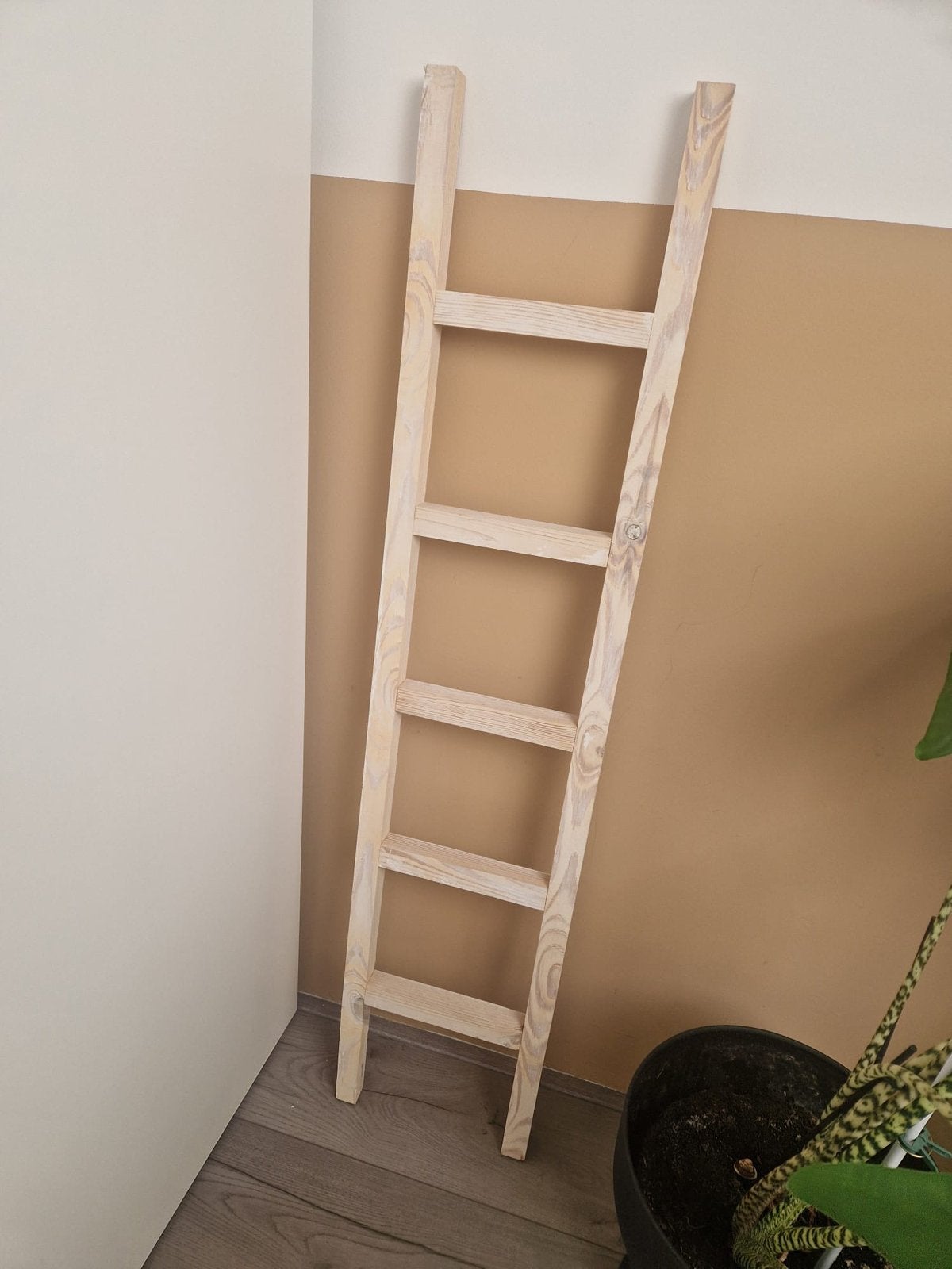 Decoratieve houten ladder - Nieuwstaat, Doe-het-zelf en Verbouw, Ladders en Trappen, Ophalen, Zo goed als nieuw, Ladder, Minder dan 2 meter