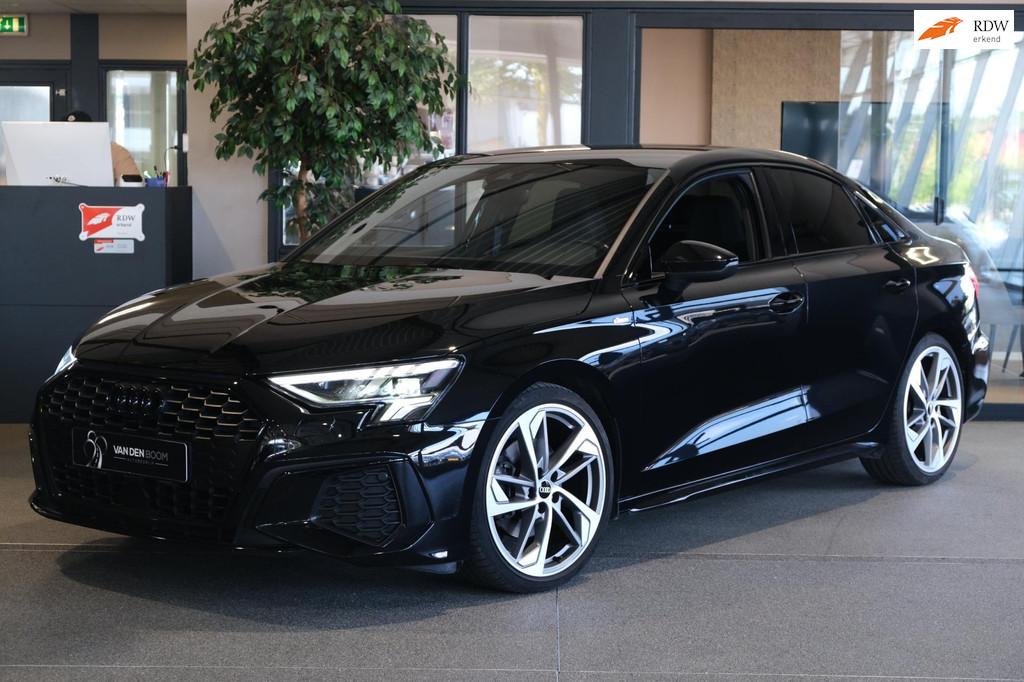 Audi A3 Limousine 35 TFSI S-Line Black Pack Leder Navi B&O C, 4 cilinders, 150 pk, 4 stoelen, Zwart