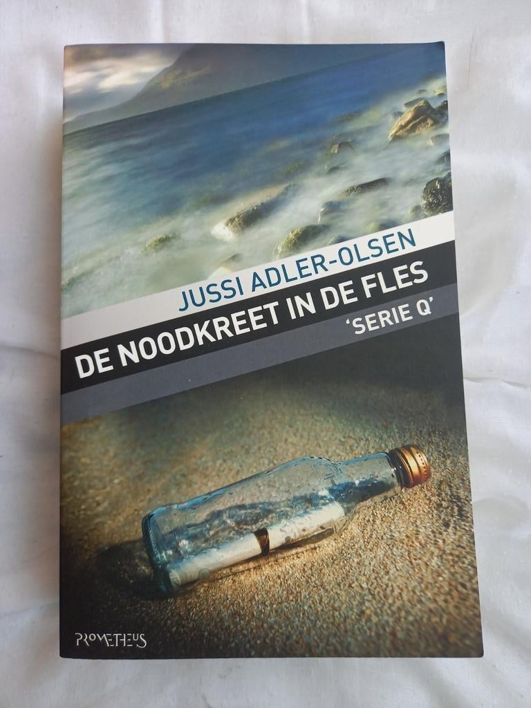 h11 Jussi Adler-Olsen - De noodkreet in de fles, Ophalen of Verzenden, Zo goed als nieuw, Jussi Adler-Olsen