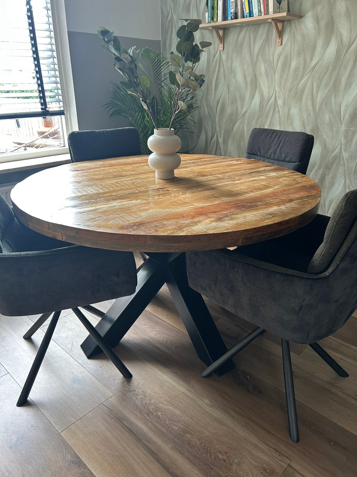 Ronde eettafel van mangohout met zwart metalen onderstel, Ophalen, 100 tot 150 cm, Rond, Zo goed als nieuw