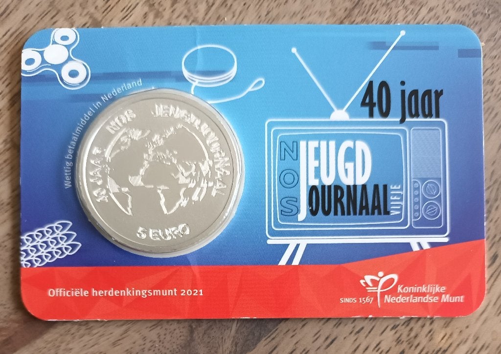 5 euro munt 40 jaar Jeugdjournaal 2021 in coincard, Ophalen of Verzenden, Koningin Beatrix, Euro's, Losse munt