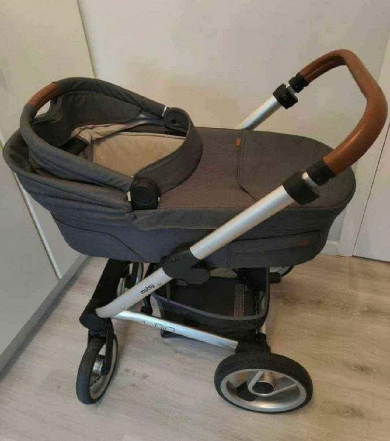 Mooie Mutsy complete kinderwagen – legergroen, Ophalen, Zo goed als nieuw, Mutsy