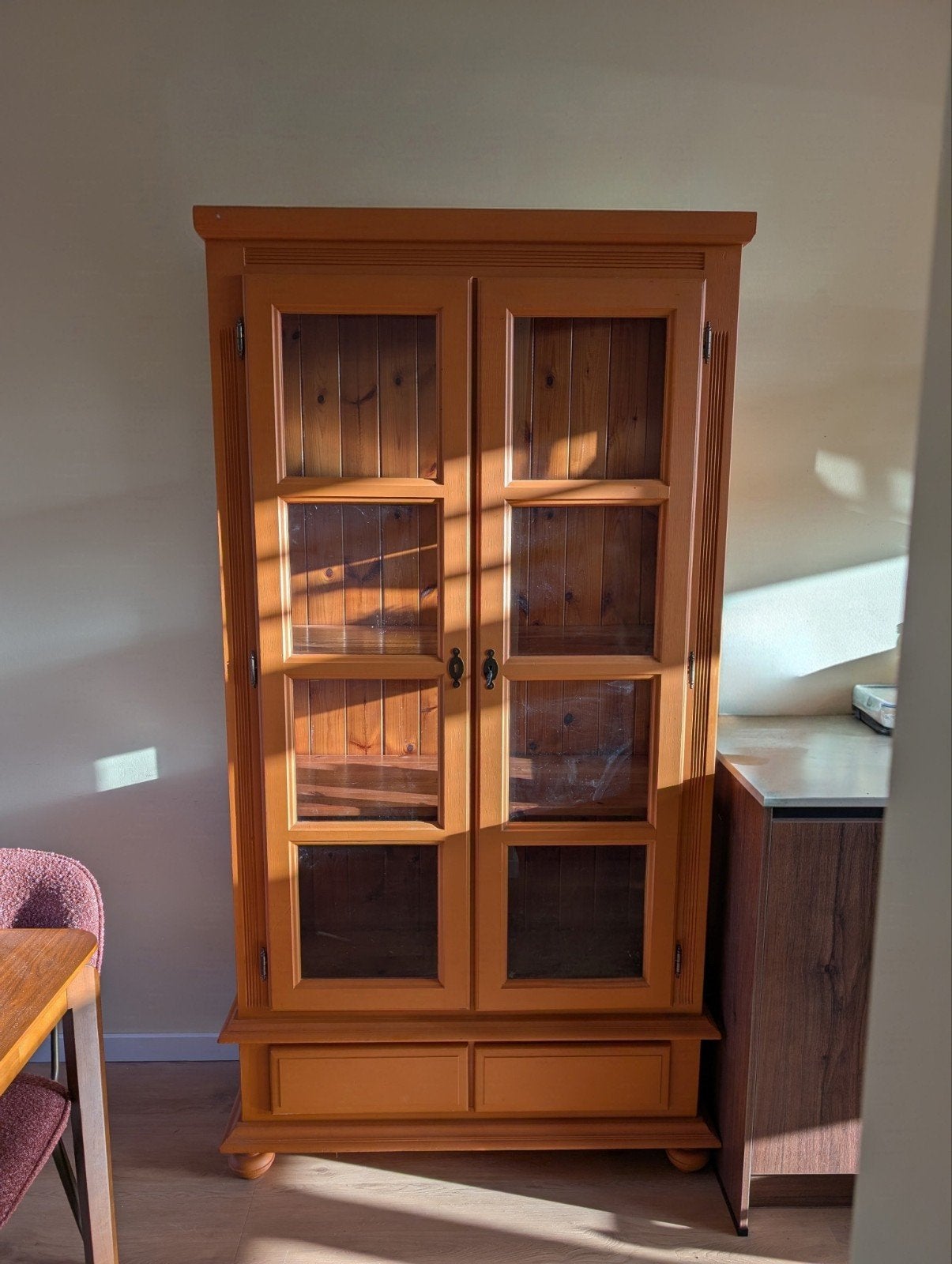 Houten vitrinekast met glazen deuren en lades, Ophalen, Gebruikt, Met lade(s), Overige houtsoorten