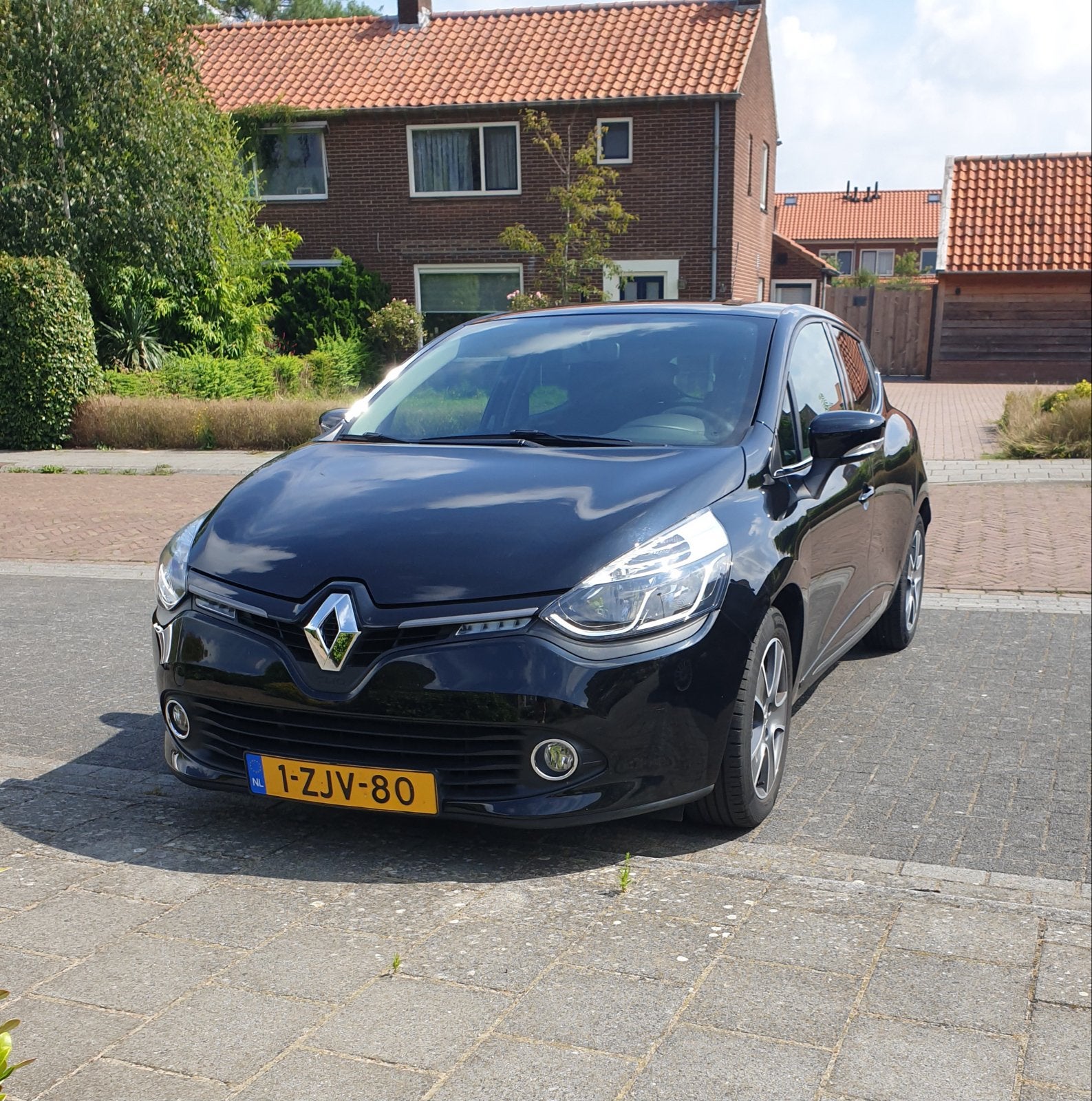 Renault Clio 0.9 TCE 66KW 5-DRS 2015 Zwart, Voorwielaandrijving, 898 cc, 40 €/maand, 540 kg