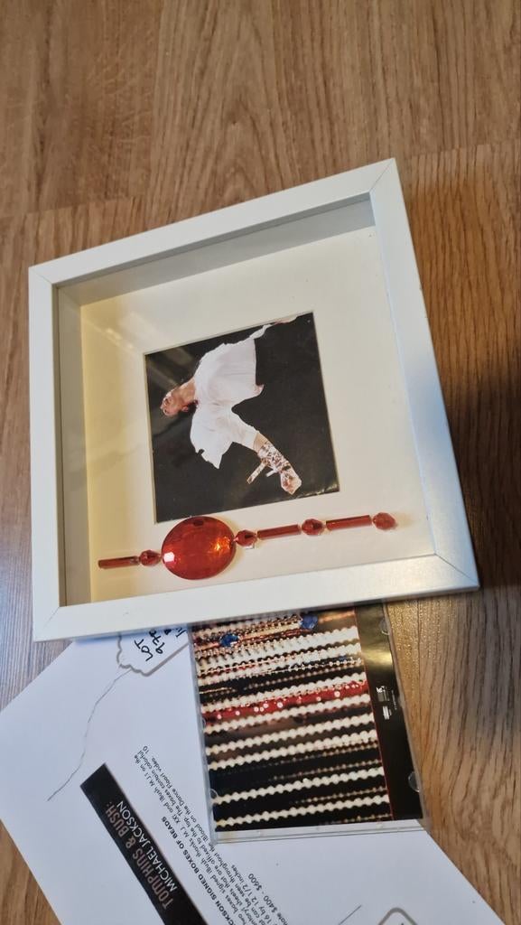 Ketting uit Michael Jackson video in lijst + COA authentiek, Verzenden