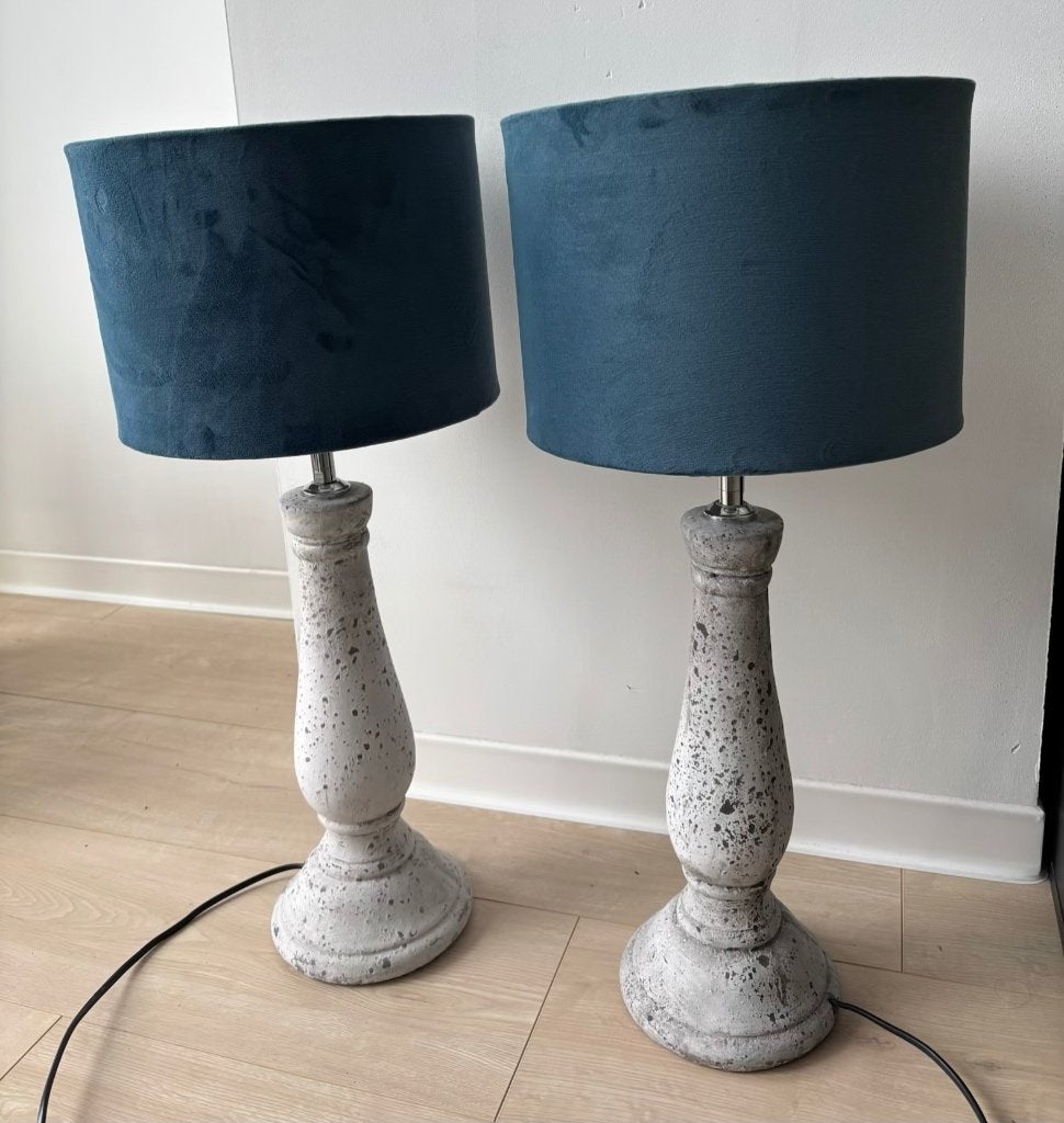 Set van 2 tafellampen met stenen look en blauwe kap