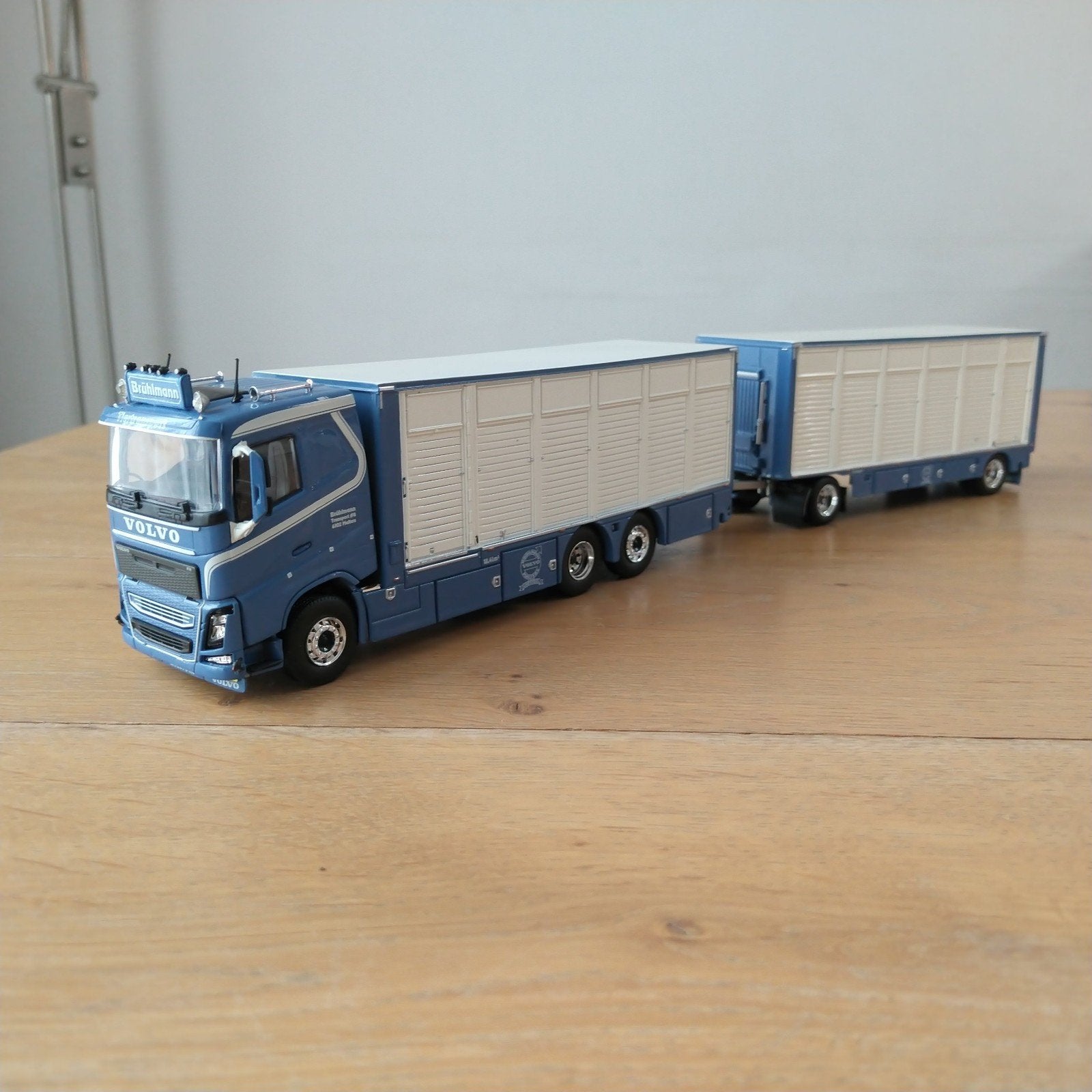 Tekno Volvo FH4 lowroof veevervoer Brühlmann Tiertransport, Hobby en Vrije tijd, Modelauto's | 1:50, Ophalen of Verzenden, Zo goed als nieuw