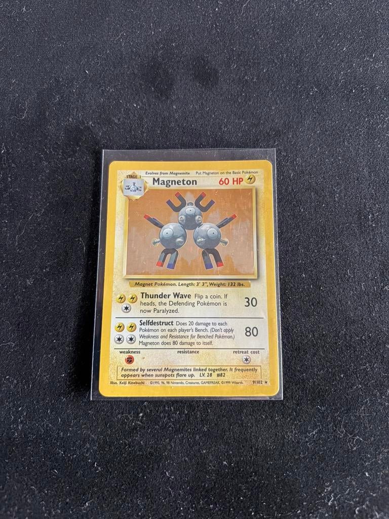 Magneton Holo - Base set Vintage Pokemon kaart, Hobby en Vrije tijd, Verzamelkaartspellen | Pokémon, Ophalen, Zo goed als nieuw