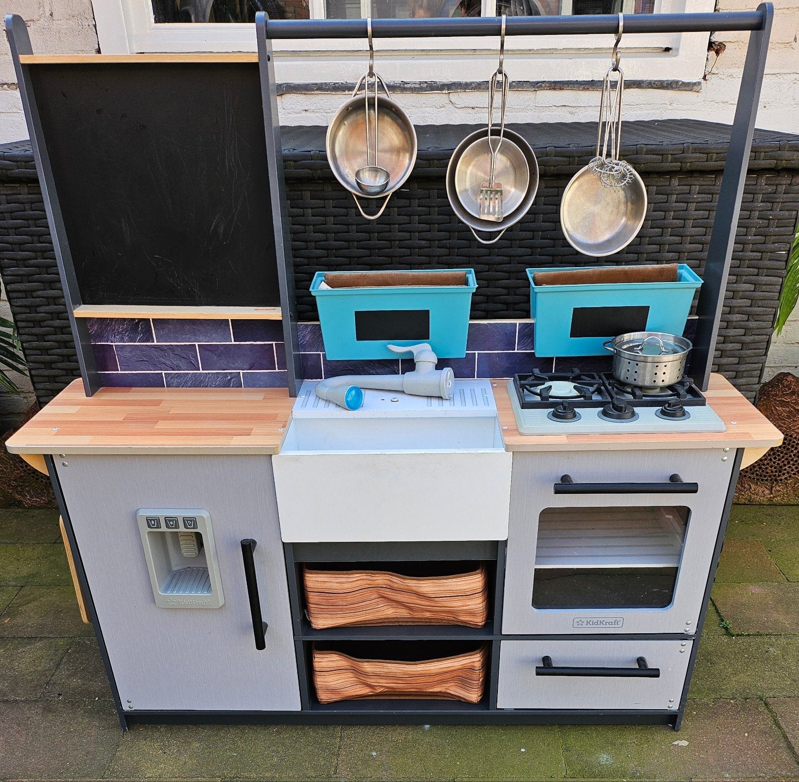 Houten keuken, Ophalen